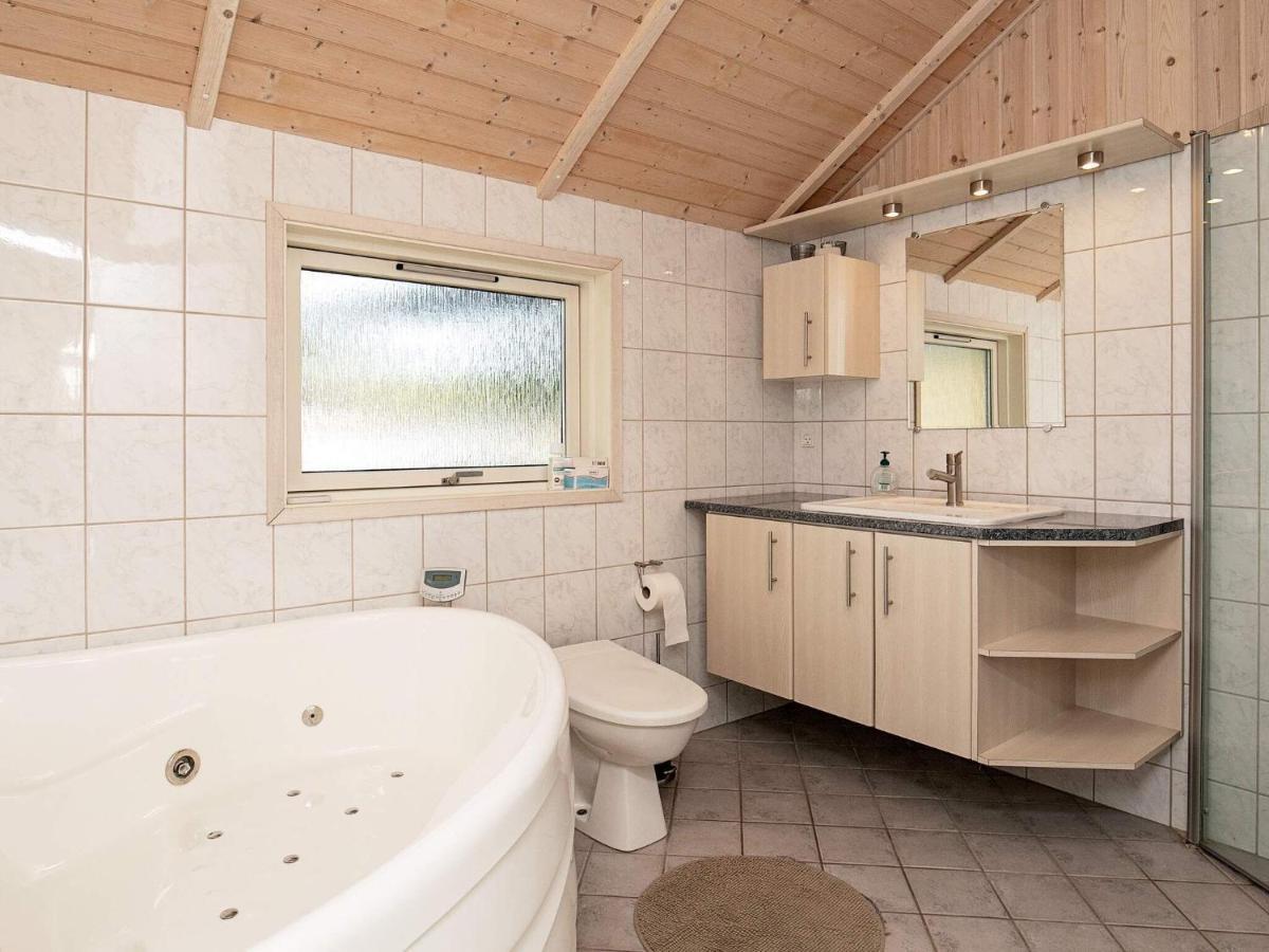 Three-Bedroom Holiday Home In Rodby 38 Kramnitse Exterior foto